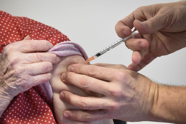 Personnes âgées et vulnérables sont appelées à recevoir une troisième dose de vaccin anti-Covid en cette mi-septembre 2021. Selon une étude toulousaine, la vaccination protège mieux qu'une infection naturelle.