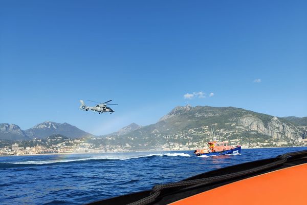 Ce mardi matin, la SNSM et l'hélicoptère Dauphin de la Marine nationale étaient encore engagés au large de Menton (photo d'illustration)