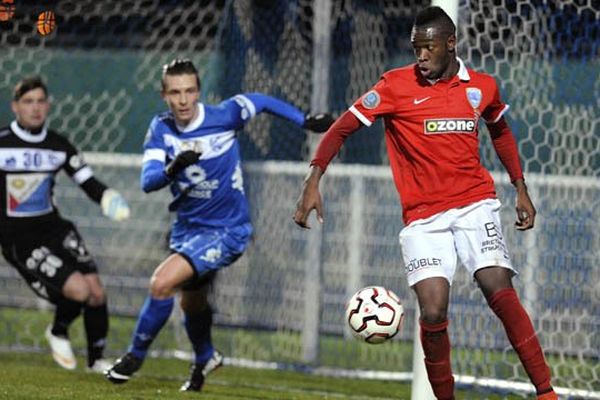 L'US Avranches, en bleu, à la peine ce vendredi soir face à Colomiers.