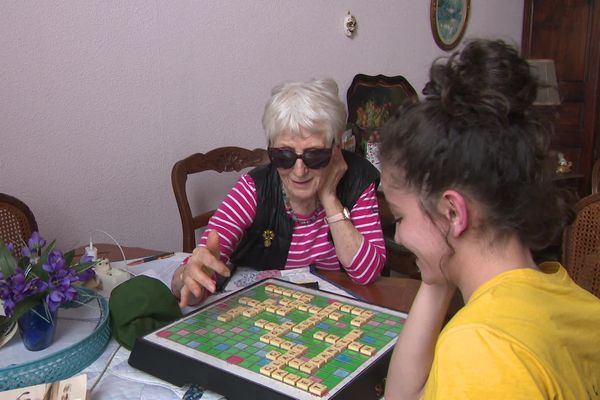 Yasmine et Marie-Thérèse se voient deux fois par semaine. Au programme, détente, discussion, balade ou scrabble.