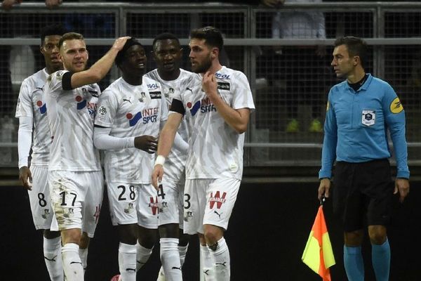 L'Amiénois Fousseni Diabate avec ses coéquipiers après avoir marqué le troisième but de son équipe lors du match face au PSG samedi 15 février 2020