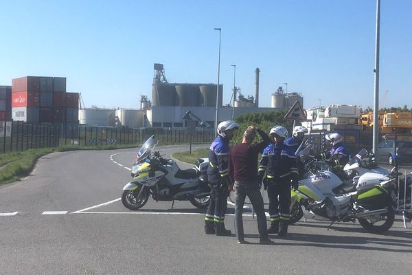 Les forces de l'ordre sécurisent le site où un silo a pris feu sur le port de Brest.