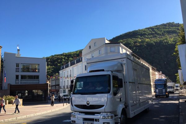 Opération escargot des forains à Foix contre l'interdiction de la fête de la ville en raison de la Covid-19