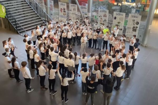 Les élèves de 6e du collège de Biguglia dansent en hommage à Samuel Paty