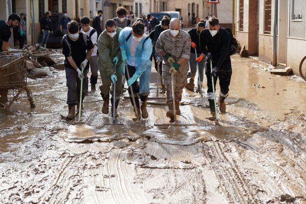 Dans la commune de Catarroja, à Valence, la population s'active pour déblayer les rues, plus d'une semaine après les inondations.