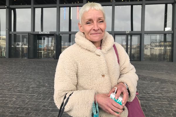Marianne Thion, militante féministe, est en attente de son procès reporté au 28 novembre 2022 au tribunal correctionnel de Nantes.