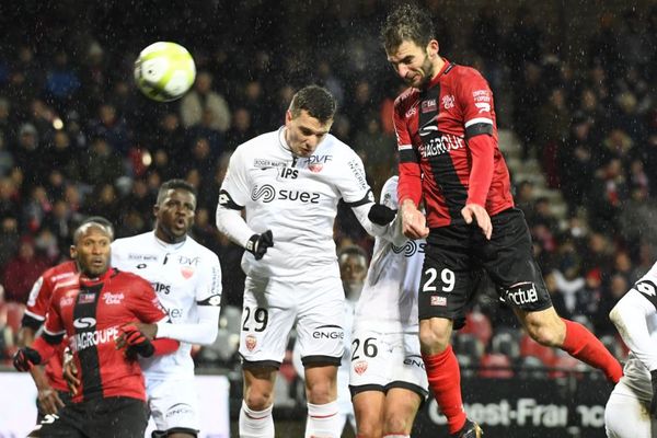 Le milieu de terrain de Guingamp Christophe Kerbrat marquant un but de la tête lors du match de L1 face à Dijon au stade du Roudourou à Guingamp - 9/12/2107