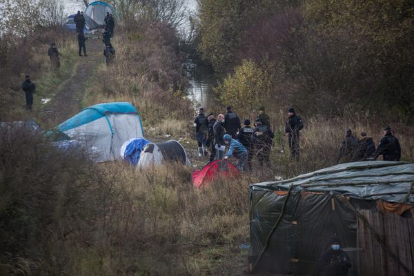 Le démantèlement du camp de Loon Plage en 2021 par les forces de l'ordre.