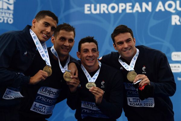 Wissam-Amazigh Yebba, Roman Fuchs, Enzo Tesic et Hadrien Salvan tout sourire après avoir décroché le bronze en finale du 4x200 mètres nage libre aux championnats d'Europe de natation à Rome, le jeudi 11 août.