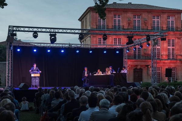 8 candidats pour une joute verbale au cœur des jardins du Pavillon Vendôme à Aix-en-Provence.