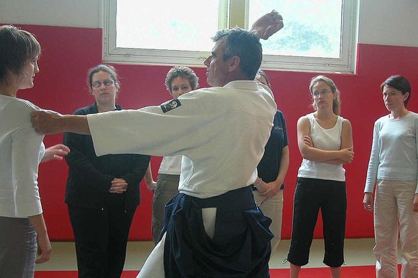 Les cours de self-défense pour femmes se multiplient : ici un Institut de formation en soins infirmiers propose à ses étudiantes une option comprenant des cours d’Aïkido pour maîtriser l’agressivité des patients en cas de besoin.