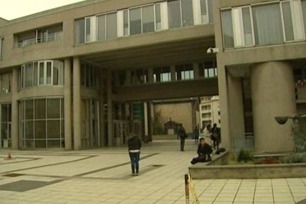 La confrontation entre Cécile Bourgeon et Berkane Makhlouf s'est déroulée vendredi au palais de justice de Clermont-Ferrand. Un face à face de 6 heures qui s'est terminé sans avancée majeure dans le dossier, selon Me Khanifar.