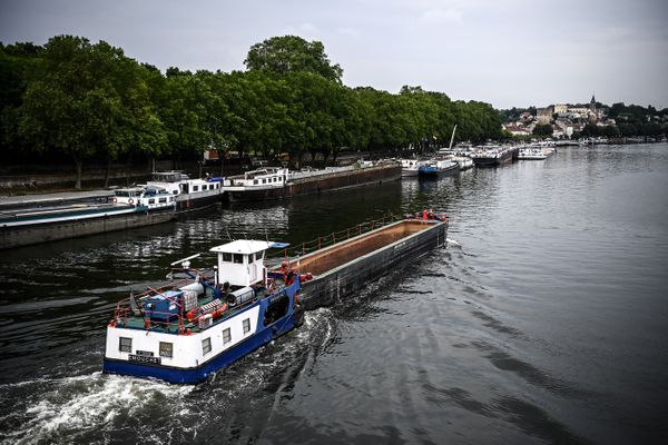 Malgré la sécheresse, le débit de la Seine est soutenu par des lacs-réservoirs afin d'assurer le trafic fluvial.