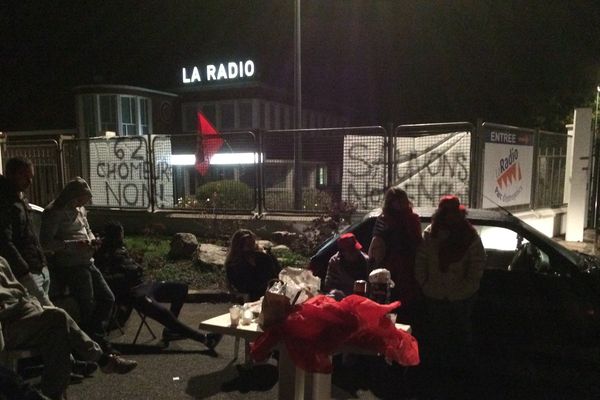 Une trentaine de salariés regroupés depuis 3h du matin pour bloquer l'accès à leur cuisine.