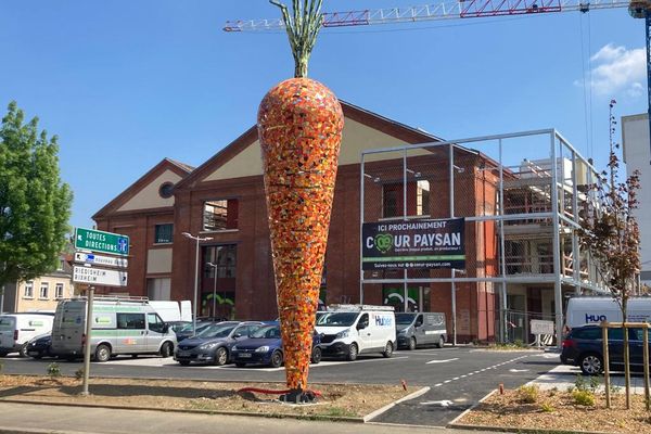 Le magasin Cœur Paysan de Mulhouse, signalé par une carotte monumentale, ouvre ses portes aux premiers clients le 3 mai 2023.