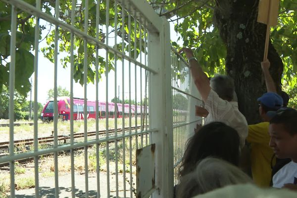 Manifestation en gare du Teil pour le retour du train voyageurs en Ardèche.