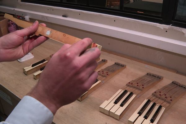 Théo Taillasson, employé chez Rémy Babiaud Pianos à Rochefort (17), observe le clavier du piano Steinway qu'il a acquis en Italie, sur Leboncoin.