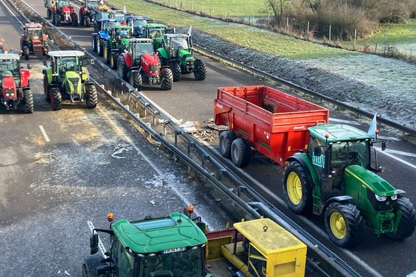 Blocage de l'autoroute A4 à Manheulles dans la Meuse par les agriculteurs en colère, dimanche 28 janvier 2024.