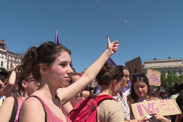 Le ceintre, symbole des avortements clandestins brandit par une manifestante place Bellecour à Lyon le 2 juillet 2022