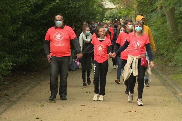 Plus de 150 personnes on participé à la marche organisée à Vitré derrière Jade et sa famille. La petite fille est atteinte d'une maladie génétique rare et pour l'instant incurable.