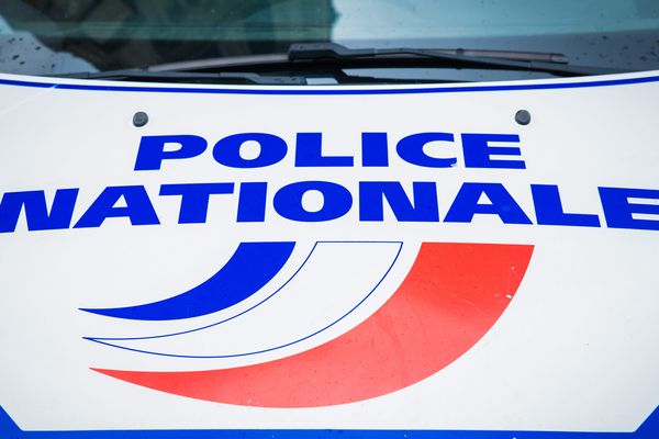 Un véhicule de police.