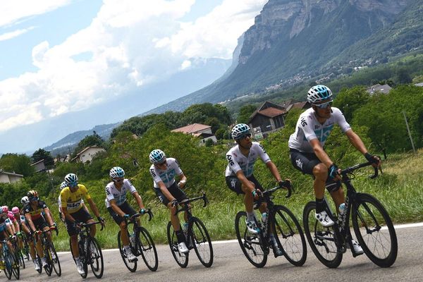 Les membres de l'équipe cycliste britannique Sky, avec l'Italien Gianni Moscon portant le maillot jaune du leader, ​​ont mené le peloton en échappée lors de la 5e étape de la 70e édition du Critérium du Dauphiné entre Grenoble et Valmorel, le 8 juin 2018.