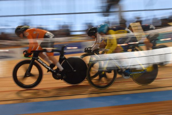 Lors d'une épreuve féminine, avec la néerlandaise Laurine van Riessen (en tête) aux championnats du monde de cyclisme sur piste de Roubaix. 