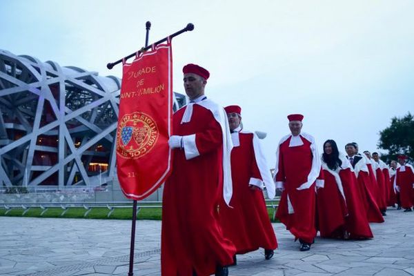 Des membres de la jurade de Saint-Emilion au Stade Nid d’oiseau de Pékin