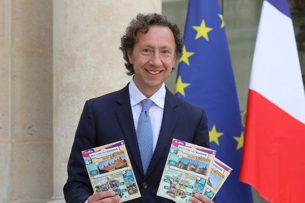 Stéphane Bern dans la cour de l'Elysée lors de la présentation du Loto du Patrimoine. 