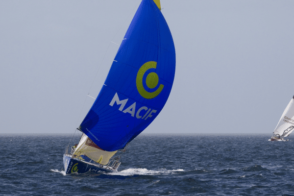 Macif 2014 de Yoann Richomme entre Cowes et l'île de Wight