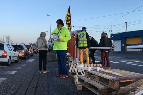 Une seule des quatre entrées était encore bloquée à 9h.