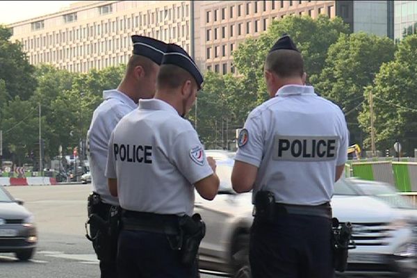 Le jeudi 22 juin, des policiers veillent au respect de la circulation différenciée Porte Maillot à Paris.