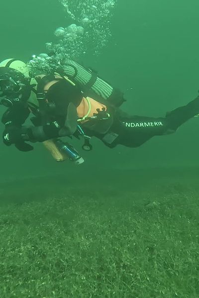 12 gendarmes subaquatiques ont effectué un exercice de plongée dans le lac du Bourget.