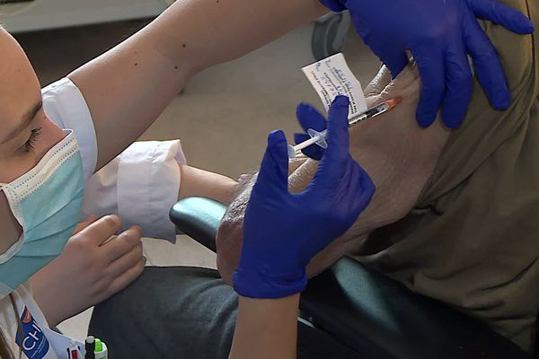 La campagne de vaccination a débuté ce lundi 4 janvier 2021 dans la région Occitanie dans les hôpitaux de Prades, Perpignan et au service gérontologie du CHU de Montpellier.
