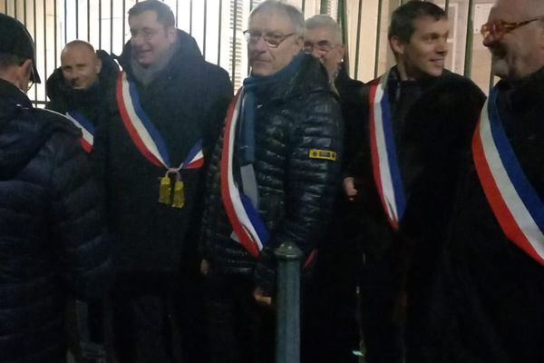 Rassemblement pacifique devant la préfecture de la Haute-Saône à l'initiative de Jean-Paul Carteret et Alain Chrétien pour manifester leur soutien aux communes oubliés.