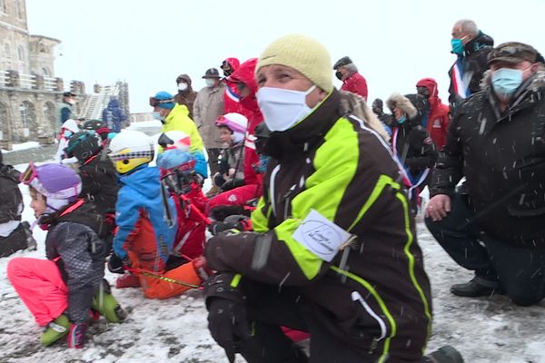 Des professionnels de la montagne à Superbagnères samedi 30 janvier, un genou à terre pour demander la réouverture des stations de ski