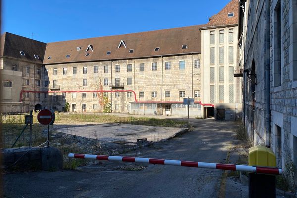 Que deviendra l'ancien hôpital Saint-Jacques de Besançon après le retrait de l'opérateur Vinci ?