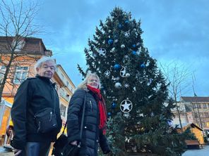 Josée et Jean-Marie n'ont pas pu résister à l'envie de venir voir sur place leur ancien sapin décoré.