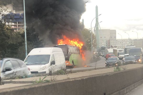 Un bus de la compagnie Flixbus a pris feu sur le périphérique ce jeudi 14 novembre.