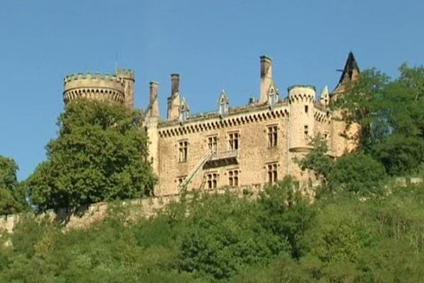 Le propriétaire du château de Paulhac et les habitants du village vont avoir du mal à s'habituer au nouveau visage de ce fleuron de Haute-Loire. Privé de sa toiture. Détruit aux trois quarts par un violent incendie pas encore totalement maîtrisé.