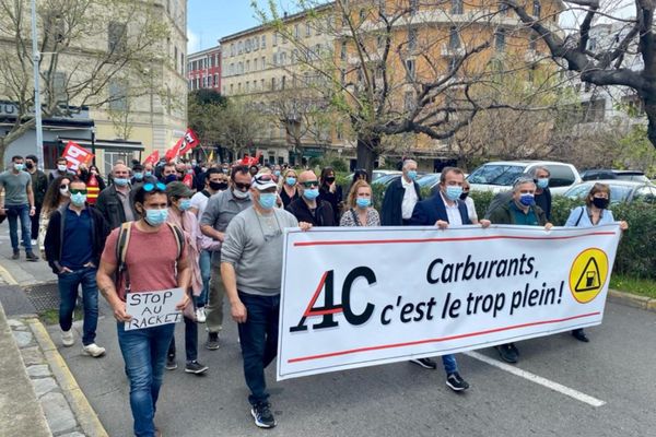 Une centaine de personnes ont pris part au rassemblement.