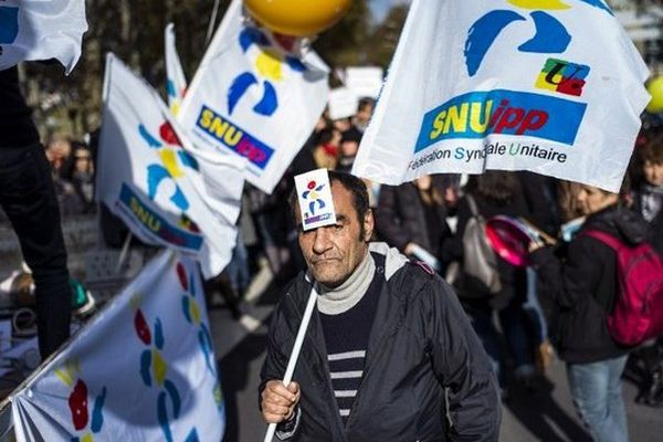 Trois semaines après leur mouvement de grève, les professeurs des écoles se mobilisent à nouveau.