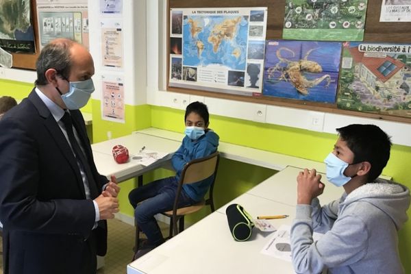 Karim Benmiloud, recteur de l'académie de Clermont, en visite au collège du Haut-Allier à Langeac (Haute-Loire) lundi 18 mai