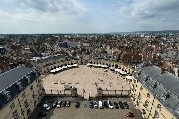 La place de la Libération à Dijon (Côte-d'Or).