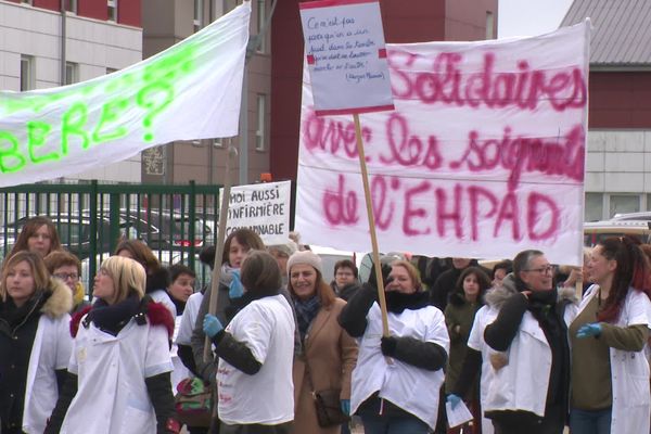 Un rassemblement à l'Ehpad du Larmont pour soutenir quatre infirmières sanctionnées. 