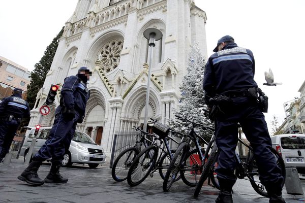 Une église de Nice sous surveillance policière.