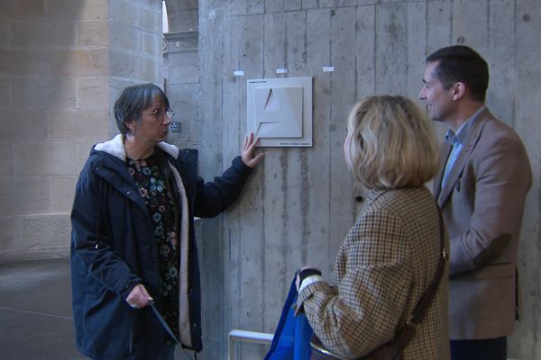 Anne Vignot, Laurence Madeline et Stéphane Aubertin lors du dévoilement de la plaque  "Architecture contemporaine remarquable" du musée des Beaux-Arts et d'Archéologie de Besançon, le 4 décembre 2023.