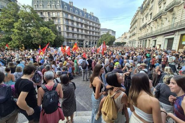 Des milliers de manifestants se sont retrouvés, ce samedi 7 septembre à Grenoble (Isère), contre le gouvernement de Michel Barnier.