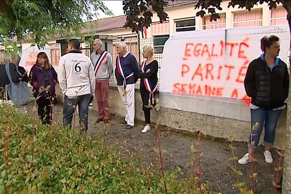 Manifestation des élus et parents d'élèves devant l'école de Fouqueure en Charente.