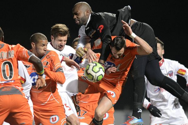 Fabien Farnolle, le gardien du Clermont Foot, à la parade contre Laval (27ème journée de Ligue 2, mars 2013)